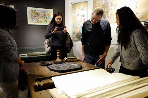 Professor James Flath visits the New Year paintings on the exhibition hall